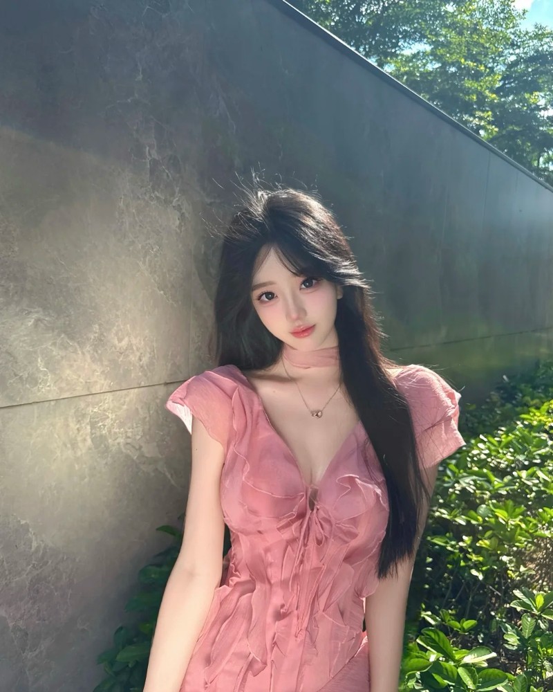 gái xinh mặc pinky đứng ngoài trời nắng