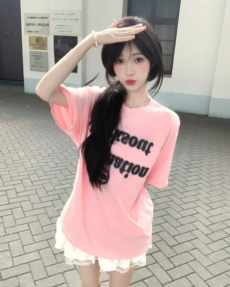 hot girl diện đầm hồng nhẹ nhàng ngoài sân