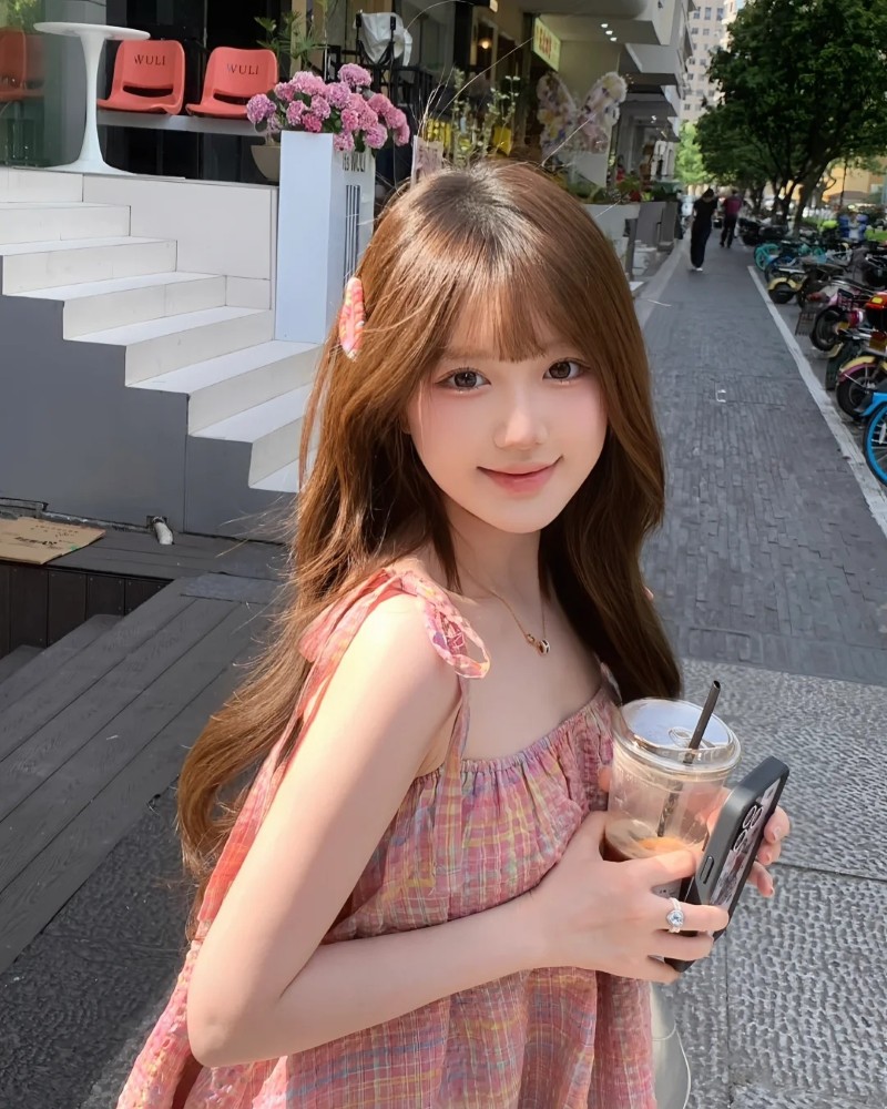 cô gái mặc váy hồng pastel chụp ngoài vườn