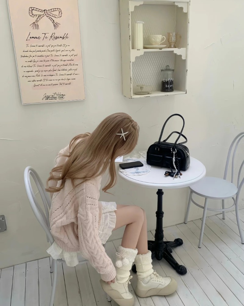 nàng thơ diện váy pinky chụp trong phòng trà