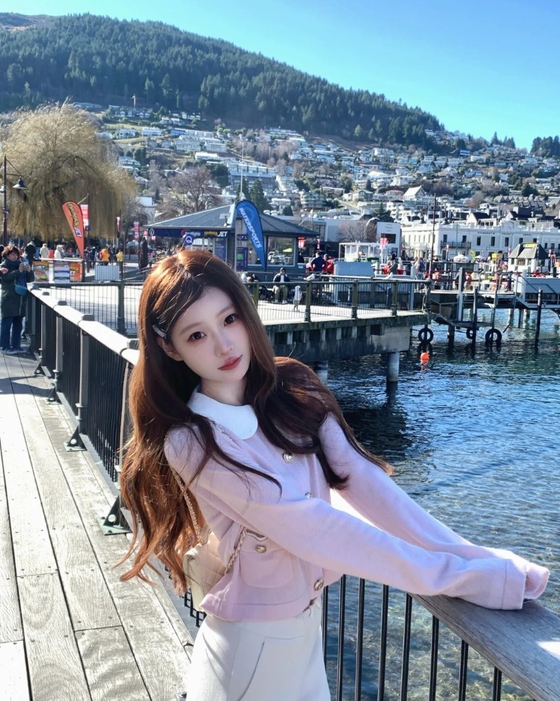 gái xinh mặc pinky đứng ngoài trời 