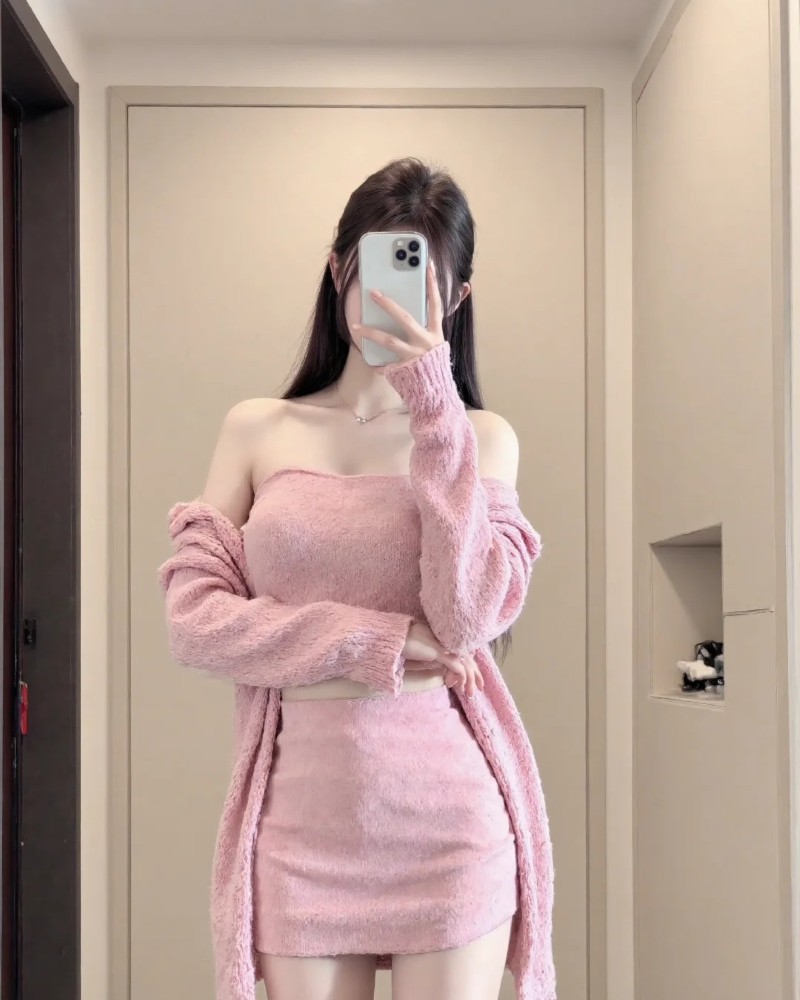 gái xinh mặc váy hồng ôm body tạo dáng