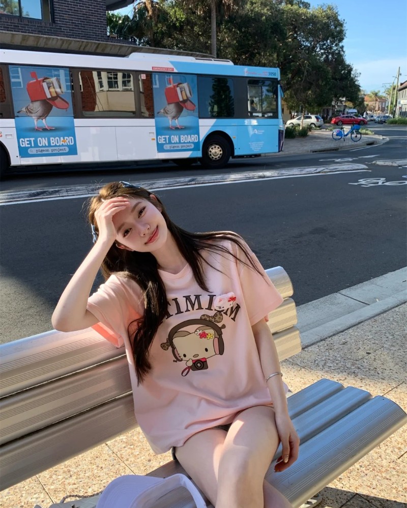 hot girl diện váy hồng chụp ngoài đường