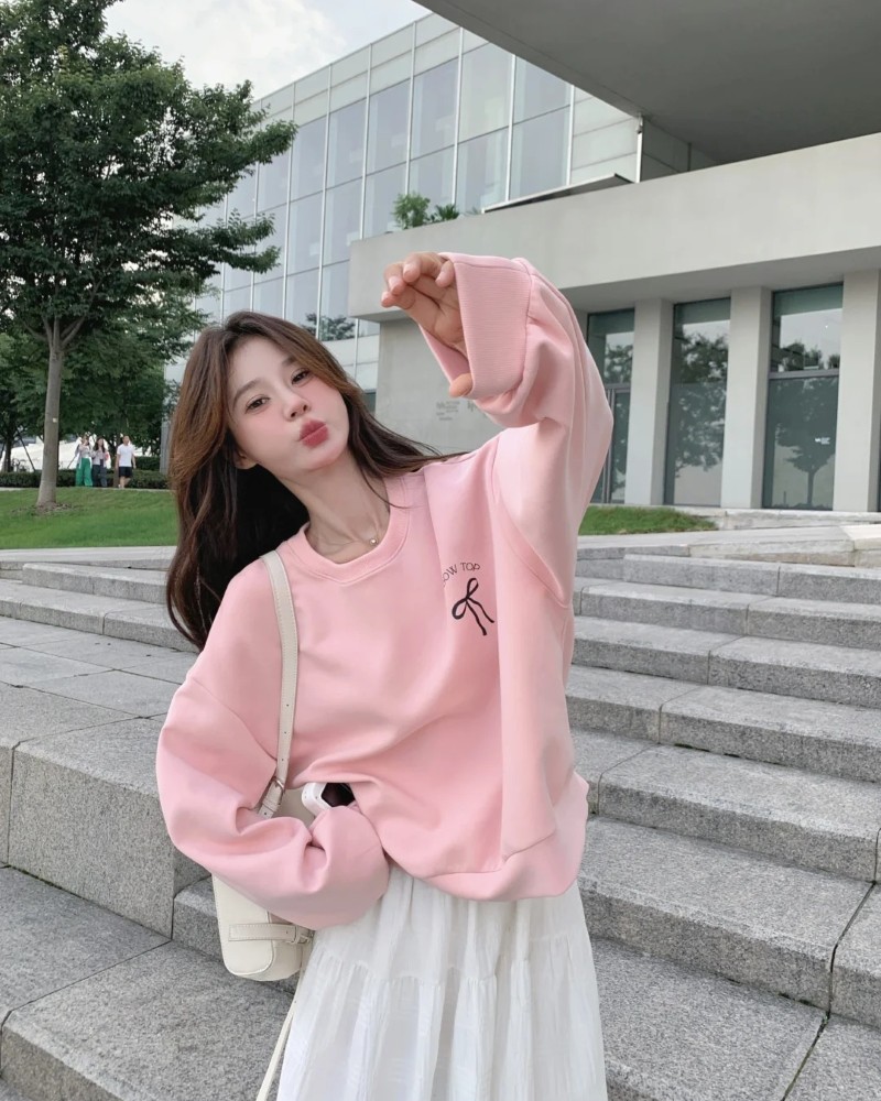 cô gái diện áo khoác pinky ngoài trời