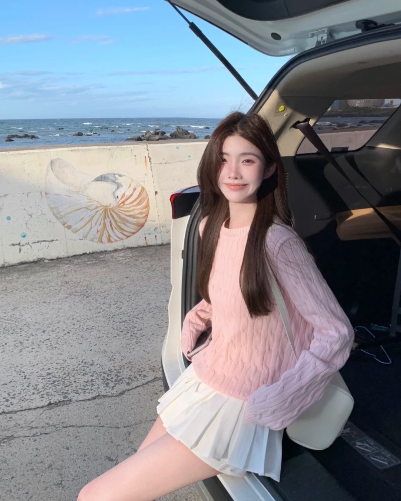 gái xinh mặc pinky tạo dáng bên xe