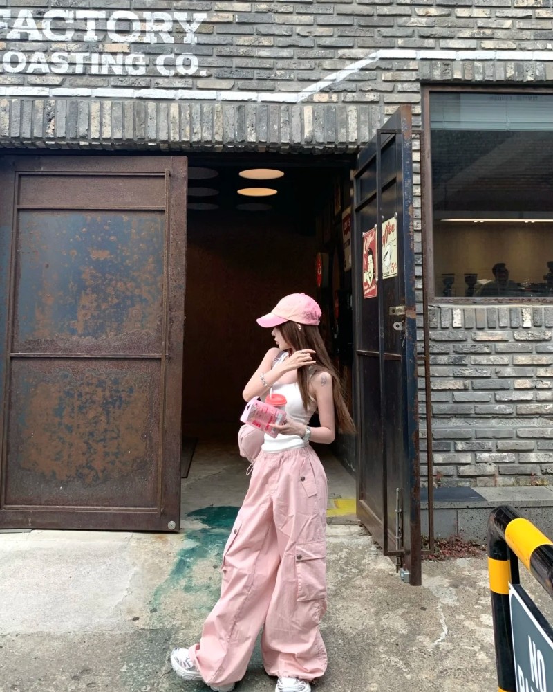 gái xinh mặc váy pinky thanh lịch ngoài quán