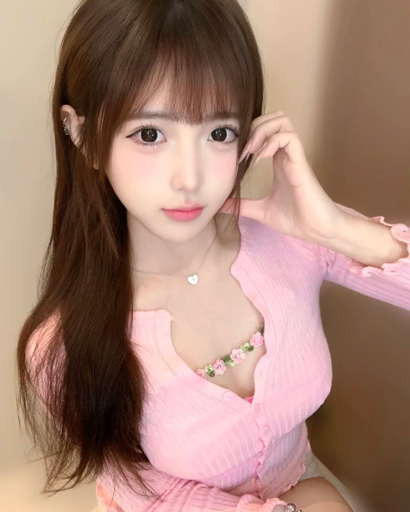 hot girl diện áo hồng pastel tạo dáng dễ thương