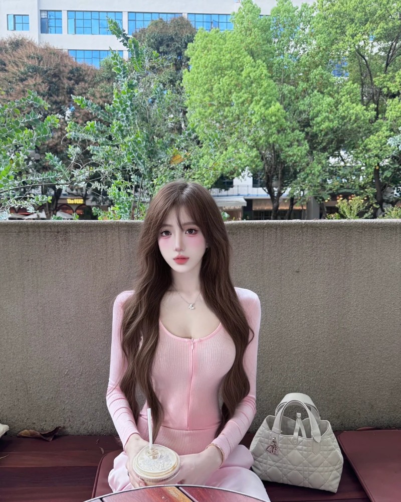 gái xinh mặc váy hồng gợi cảm nhưng tinh tế