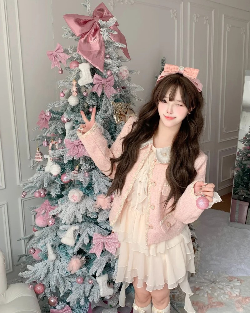 nàng thơ tạo dáng bên cây thông với váy pinky