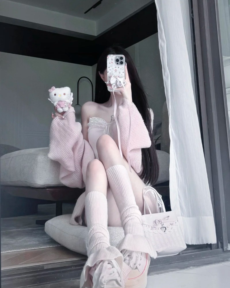 gái xinh mặc pinky trong nhà