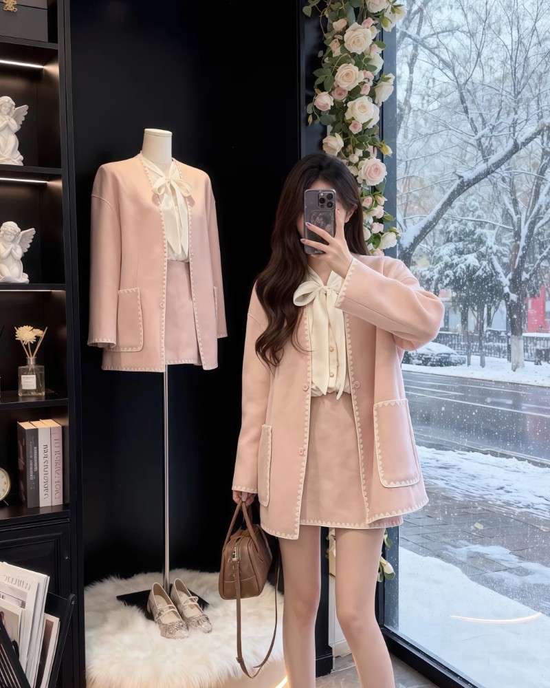 cô gái diện váy len hồng dịu dàng ngoài phố