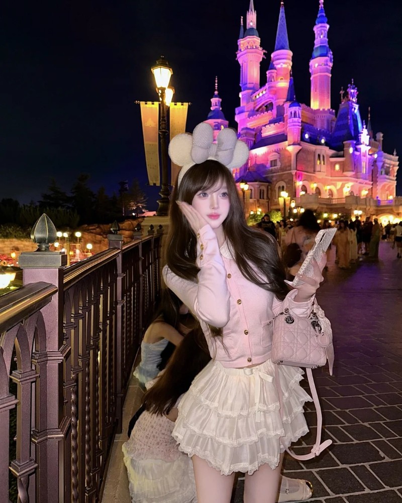 nàng diện outfit pinky tạo dáng trước lâu đài