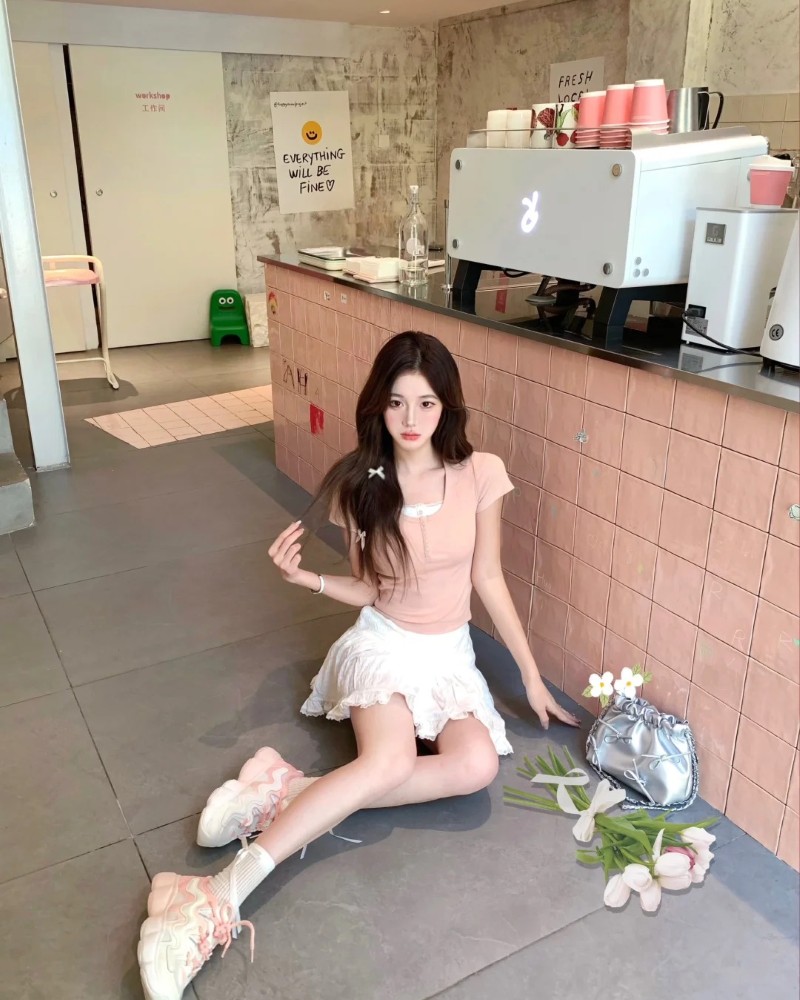hot girl mặc váy hồng ngồi trên sàn dễ thương