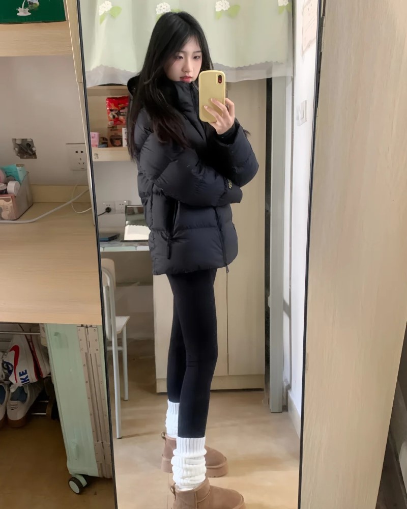 Cô gái mặc quần bó sát tạo dáng trước gương