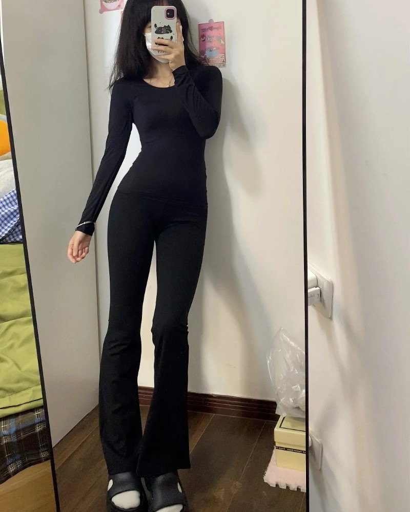 Cô nàng phối quần bó sát cùng áo thun