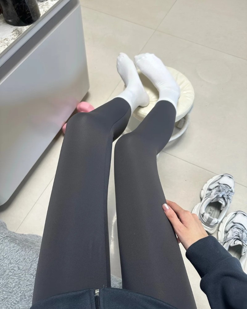 Cô gái mặc quần bó sát ngồi trên ghế