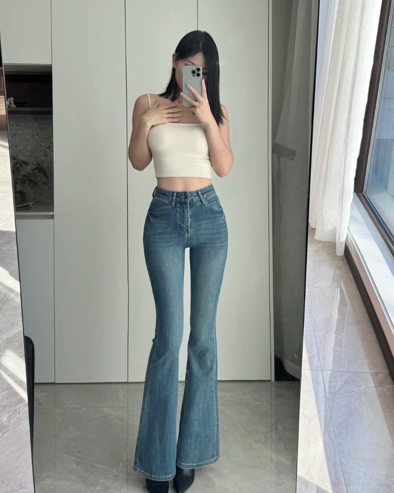 Cô gái phối quần bó sát cùng áo croptop