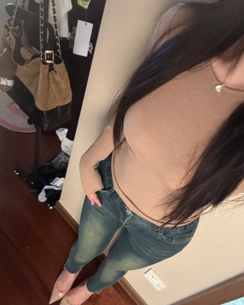 Người đẹp chụp ảnh trong phòng với quần bó sát