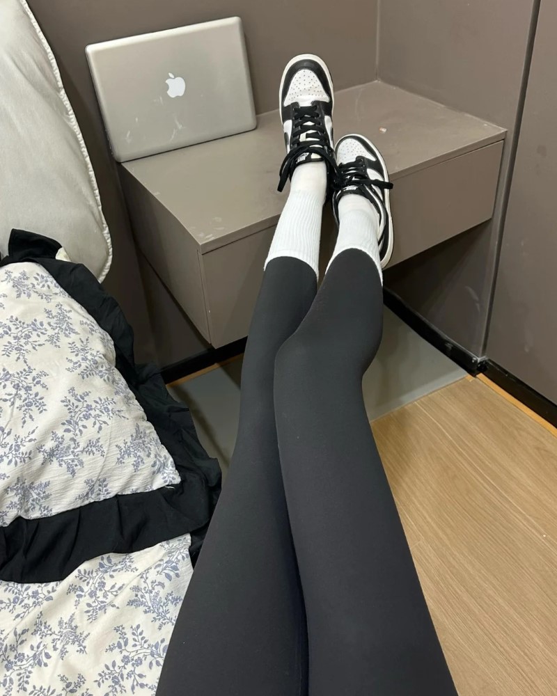 gái xinh mặc quần bó sát với phong cách tối giản