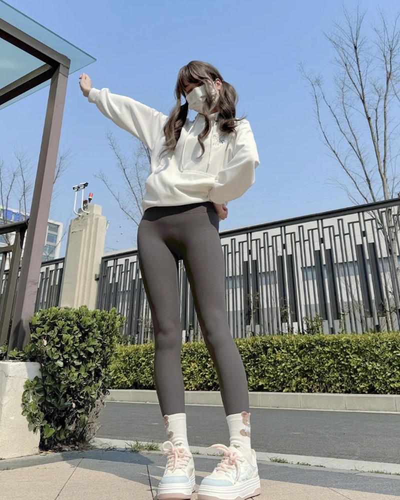 Nhân vật nữ tạo dáng với quần bó sát