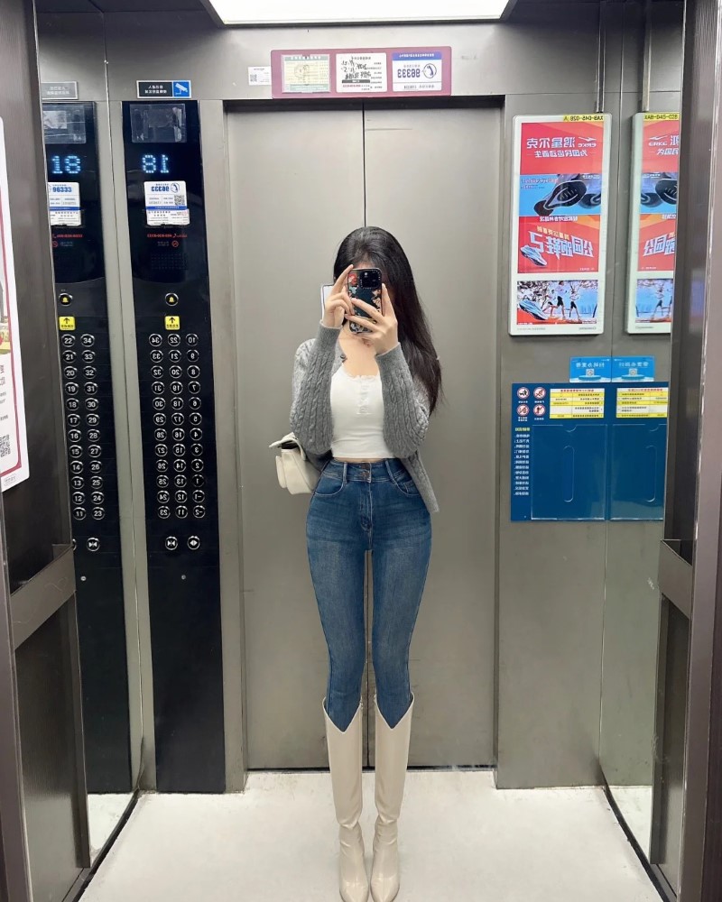 Người đẹp mặc quần bó sát đứng trong thang máy