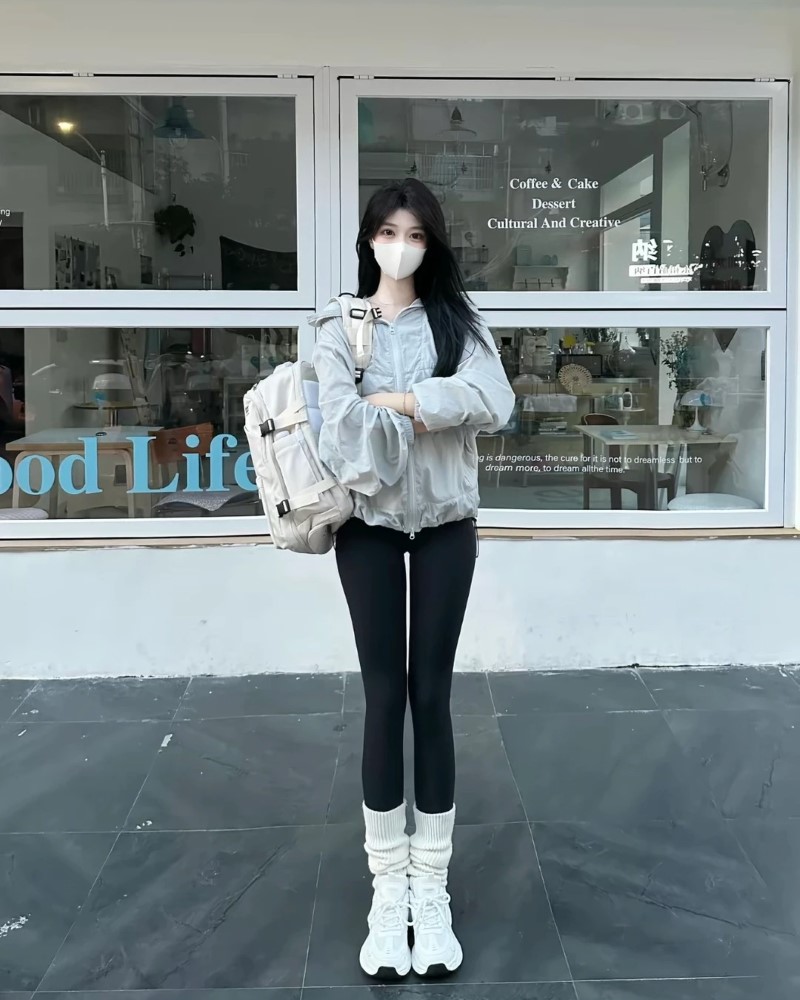 Cô nàng diện quần bó sát phong cách năng động