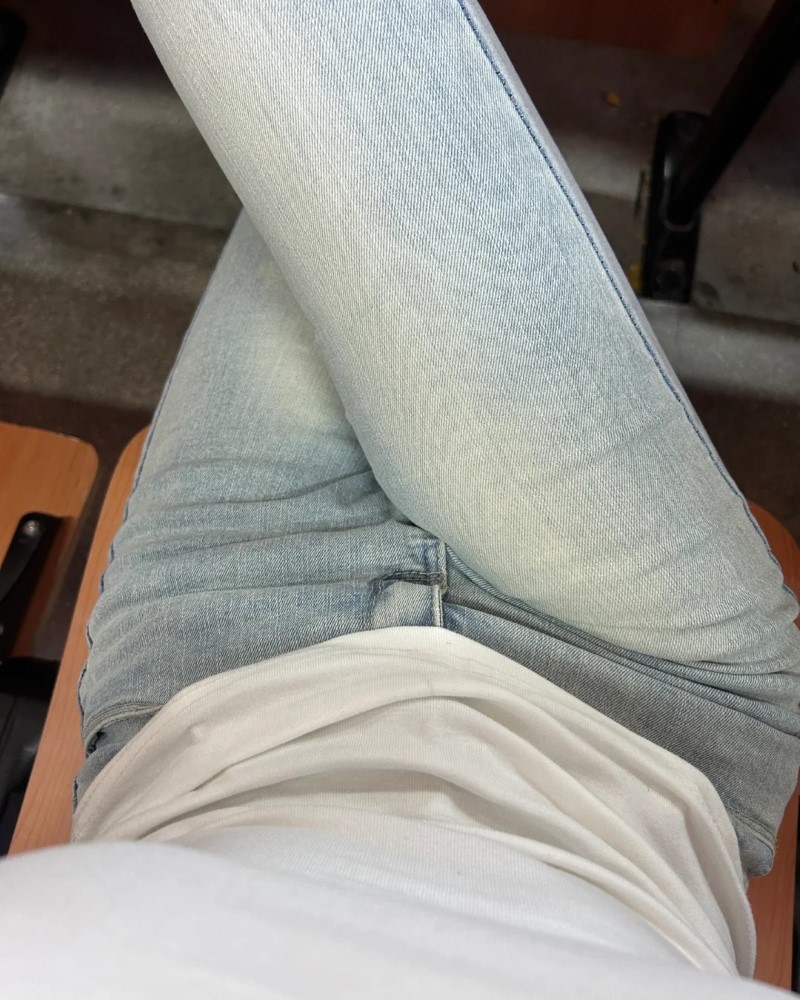 Cô gái mặc quần bó sát ngồi thư giãn trong phòng