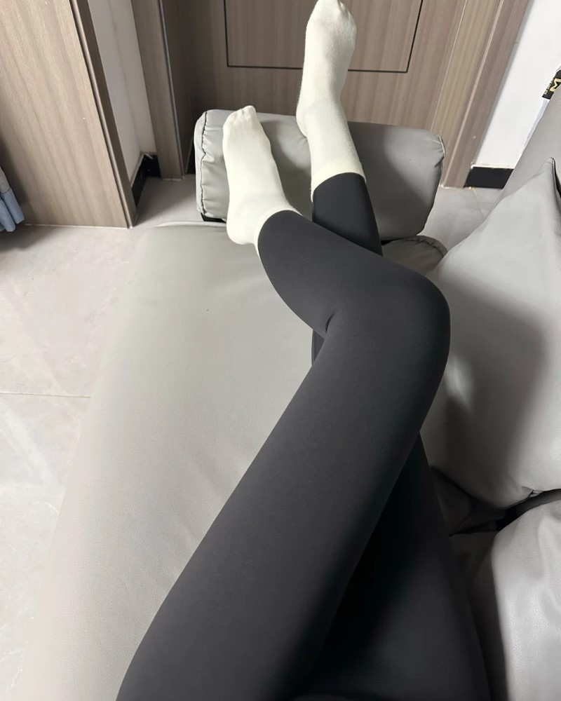 Nhân vật nữ mặc quần bó sát tạo dáng nghiêng