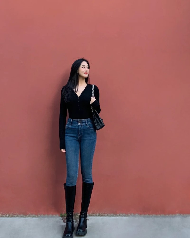 gái xinh mặc quần bó sát dạo phố nhẹ nhàng