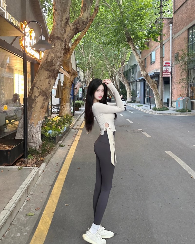 Nhân vật nữ mặc quần bó sát bước đi ngoài phố