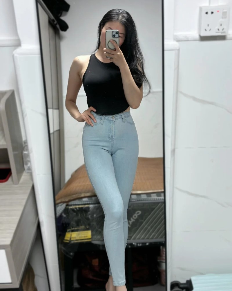 Cô gái diện quần bó sát với áo croptop nhẹ