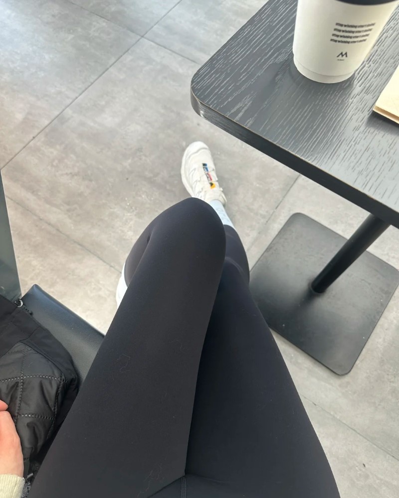 Cô gái mặc quần bó sát tạo dáng đơn giản