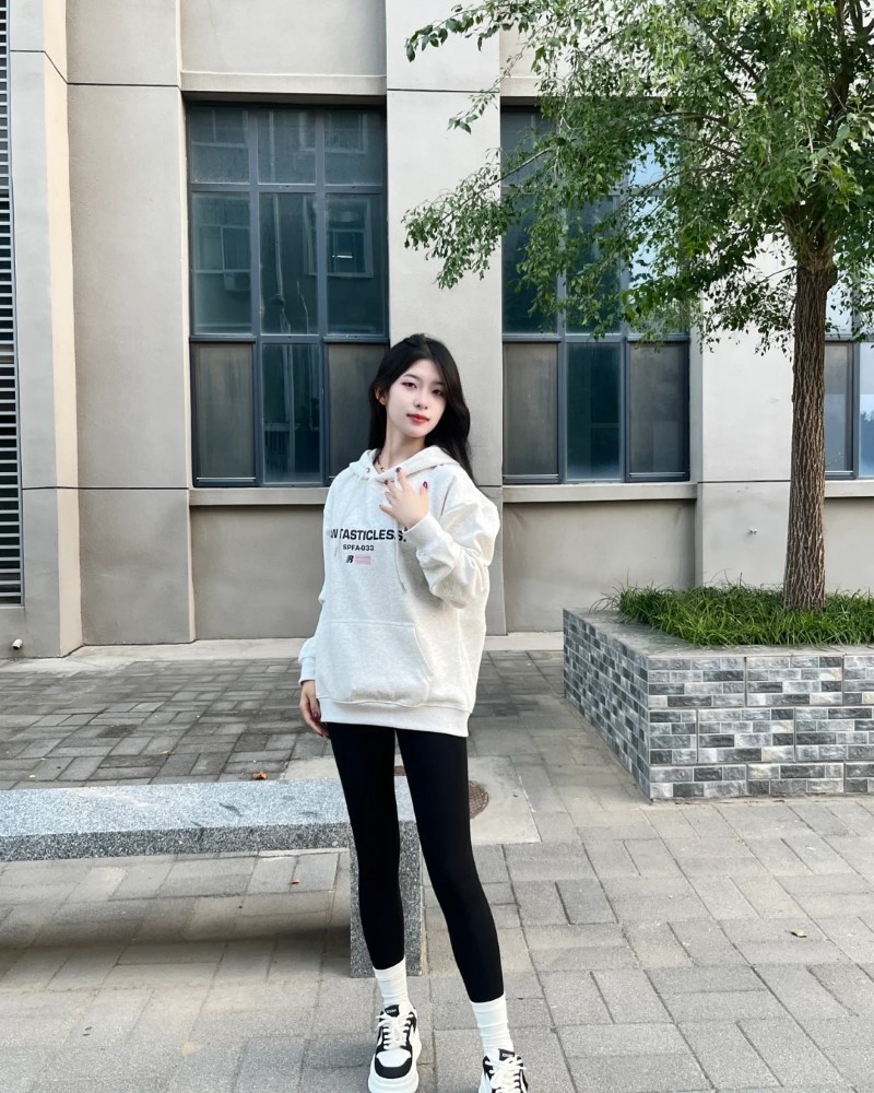 Cô nàng mặc quần bó sát đứng trên vỉa hè