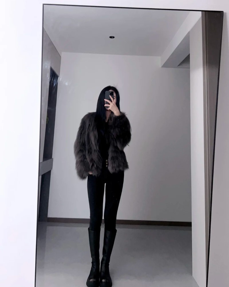 Người đẹp tạo dáng trước gương toàn thân