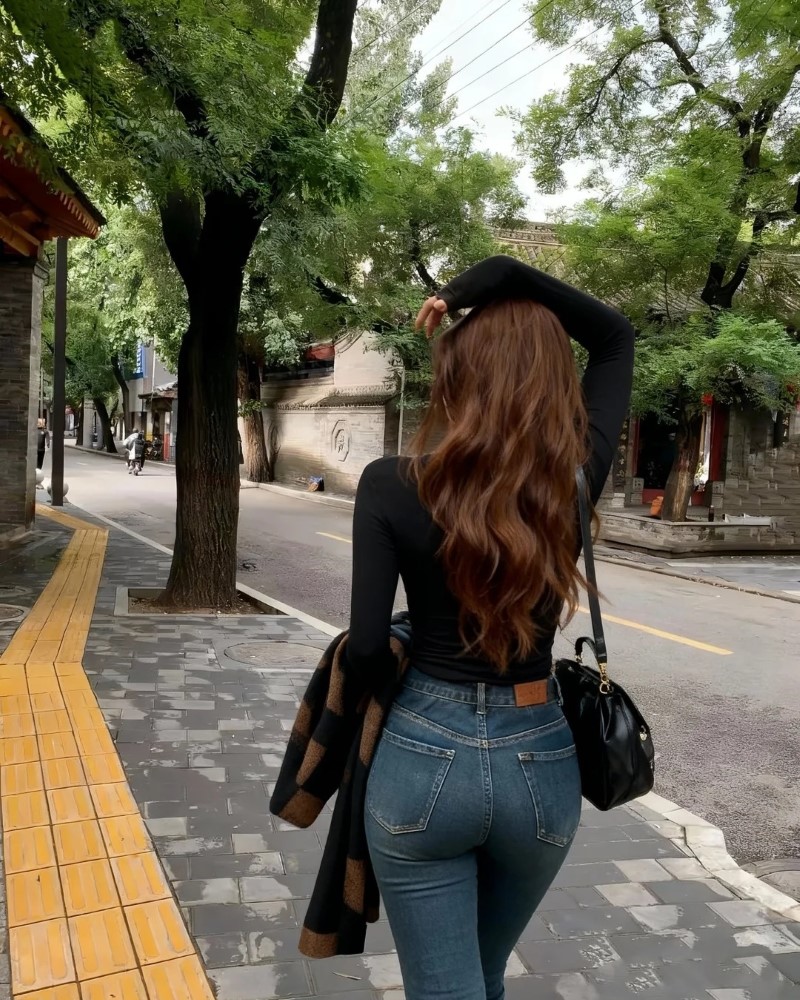 Người đẹp mặc quần bó sát trong khung cảnh đô thị