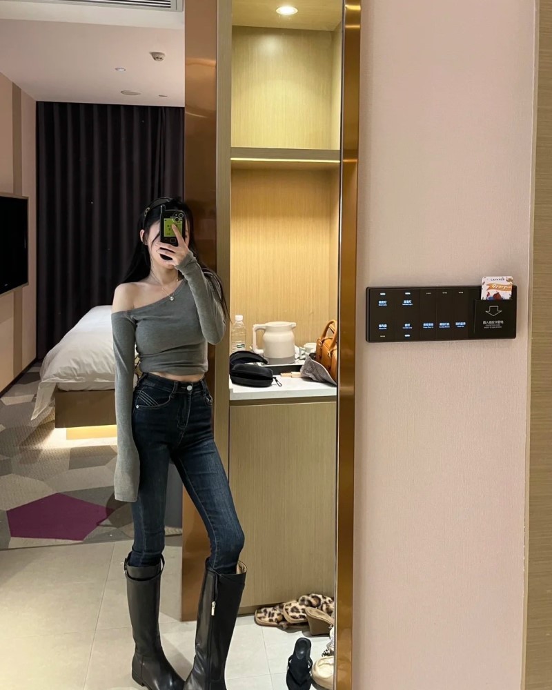 gái xinh mặc quần bó sát cùng áo khoác