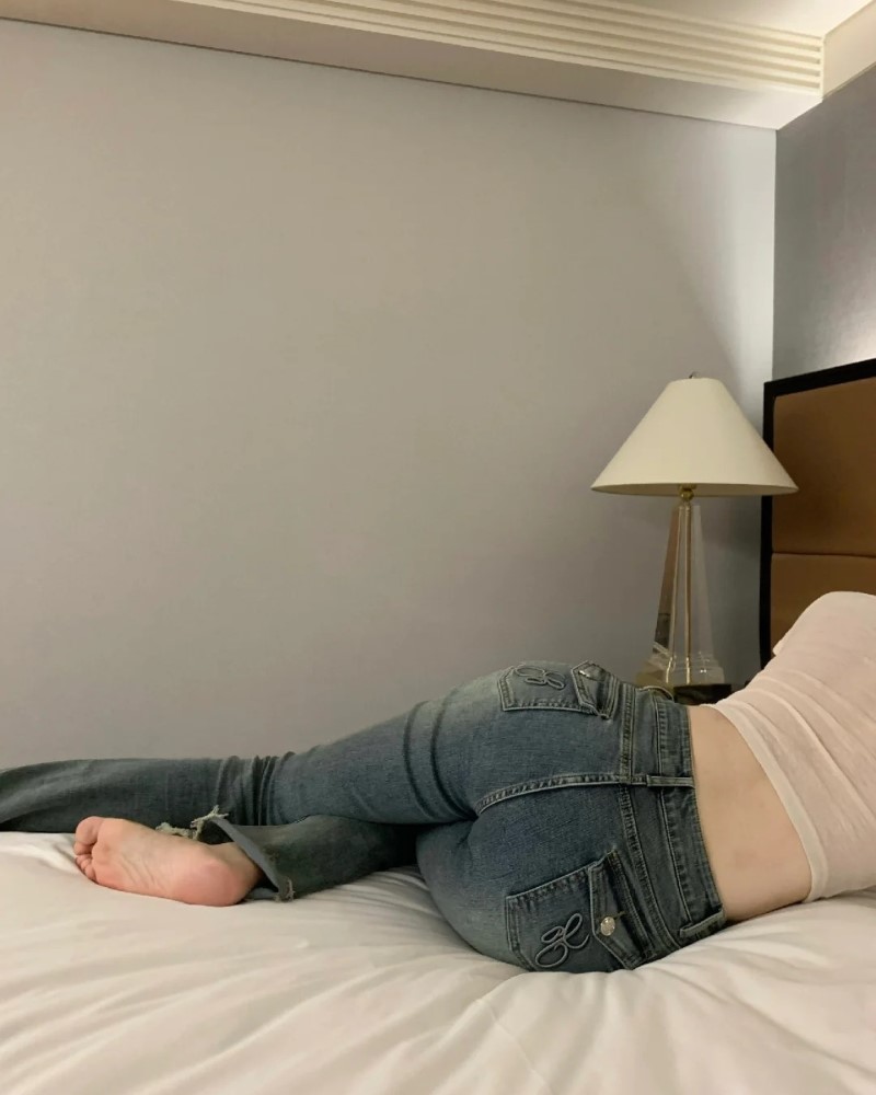 Cô nàng tạo dáng tự nhiên với quần bó sát