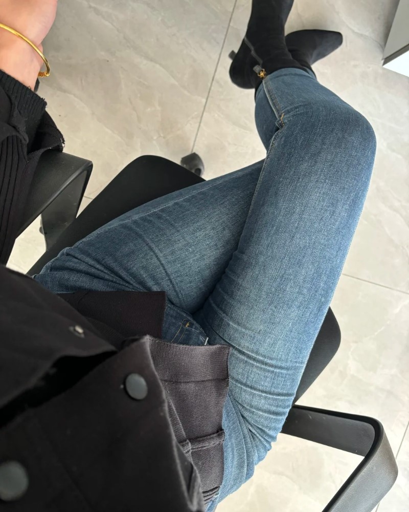 Cô gái tạo dáng trong phòng với quần bó sát