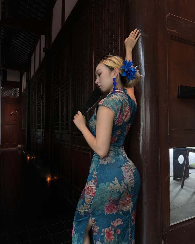 Nàng tạo dáng trong váy dài ôm sát cơ thể