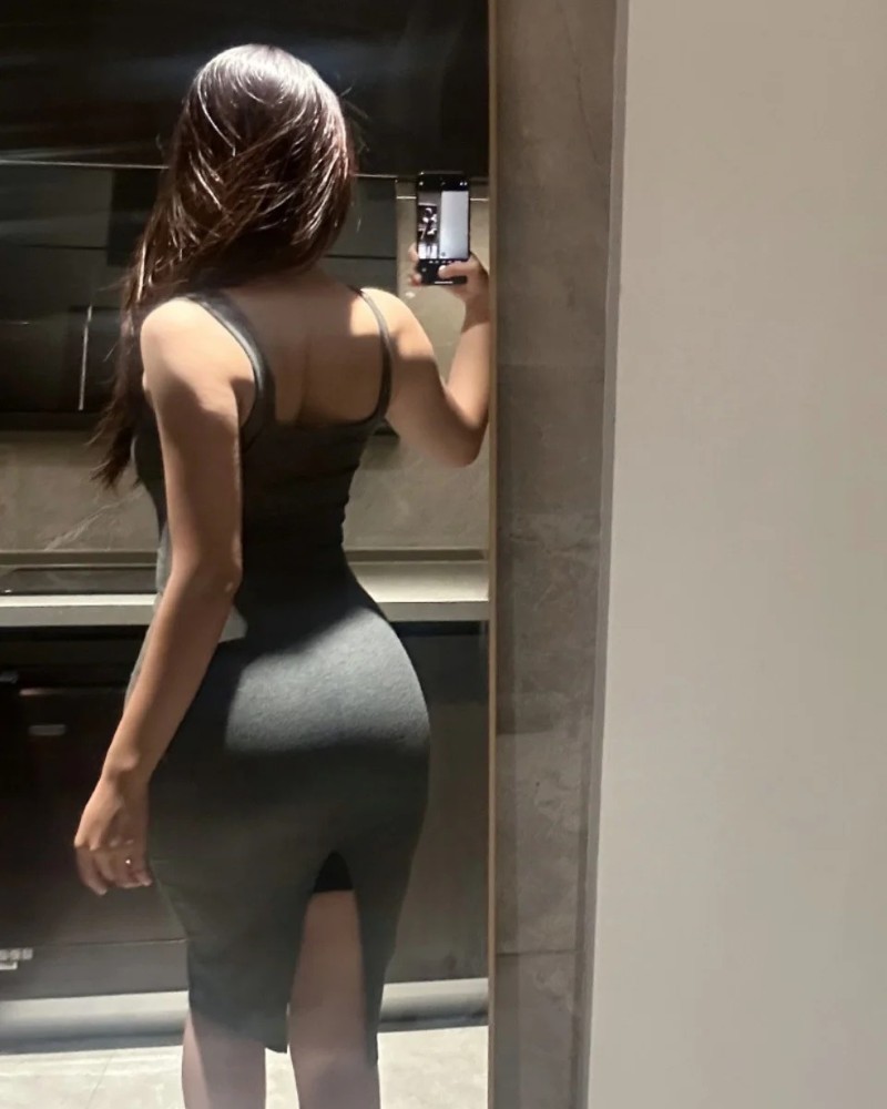 Người mẫu pose cạnh gương với outfit tập