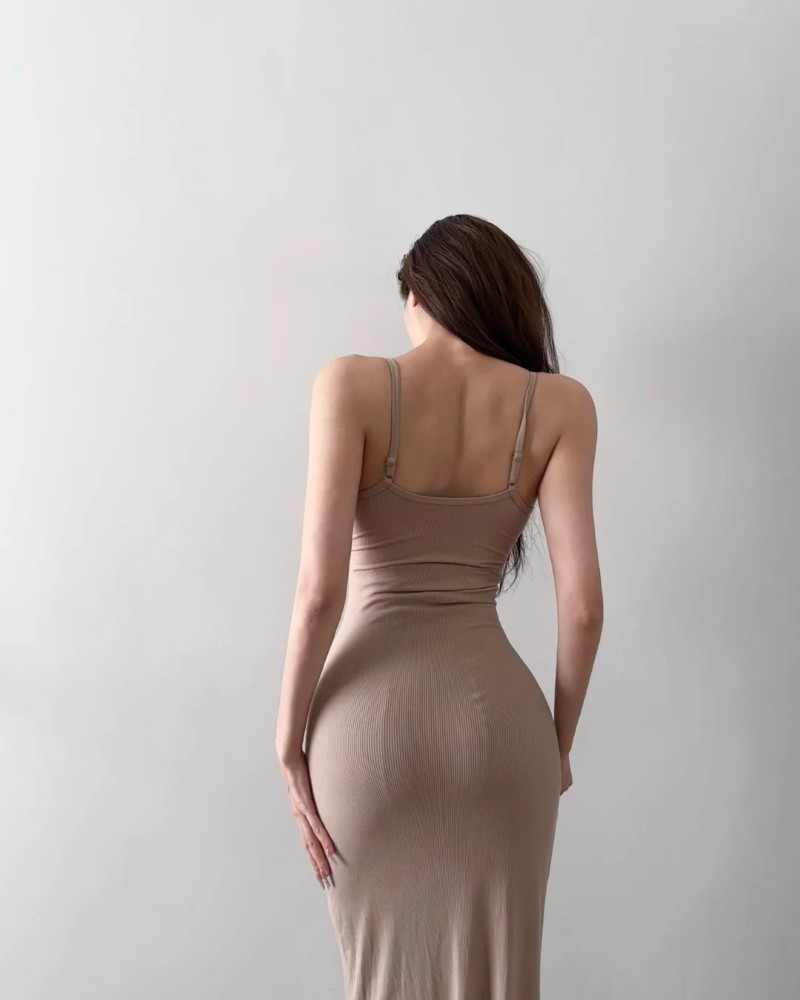 Gái xinh mông to quay lưng khoe vòng ba cân đối