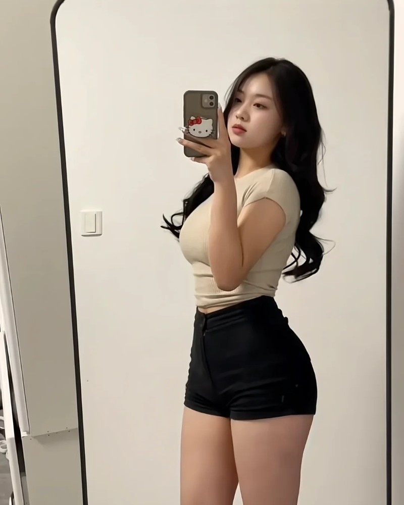 cô gái tạo dáng đẹp trước gương