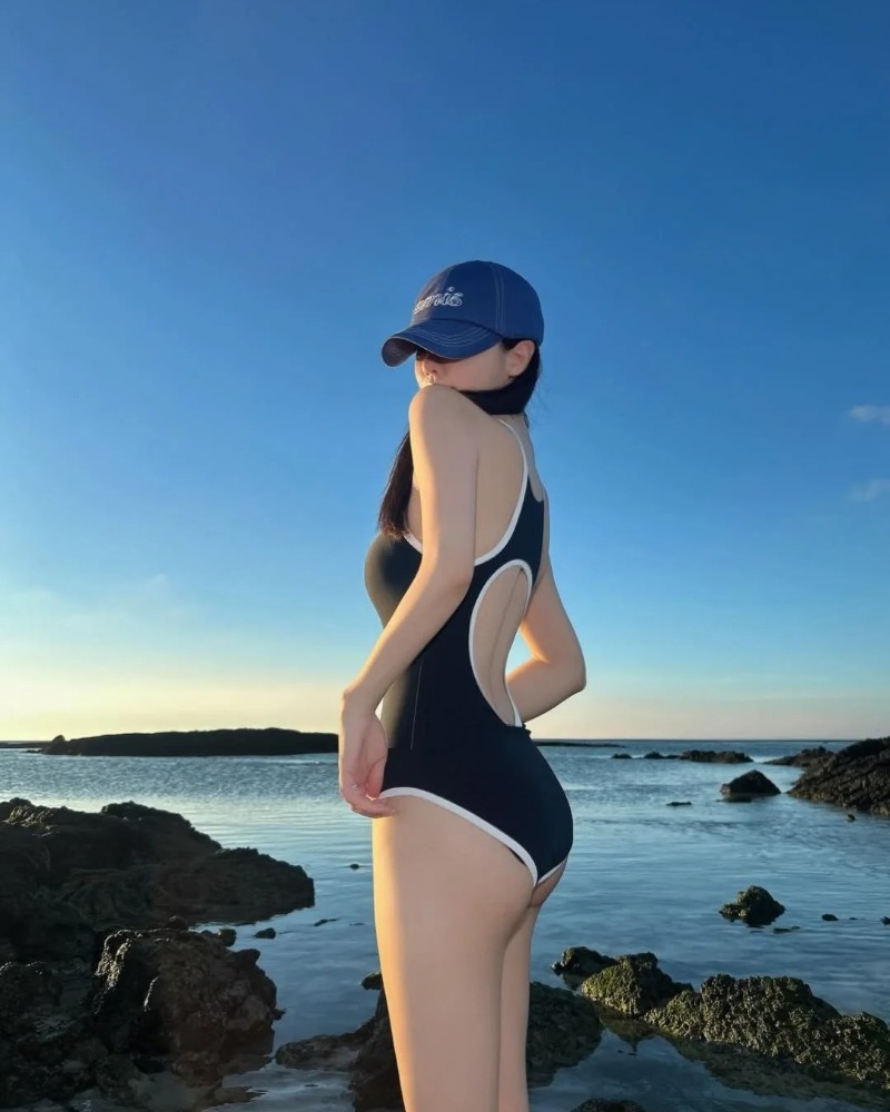 Người đẹp pose ngoài biển trong outfit thể thao