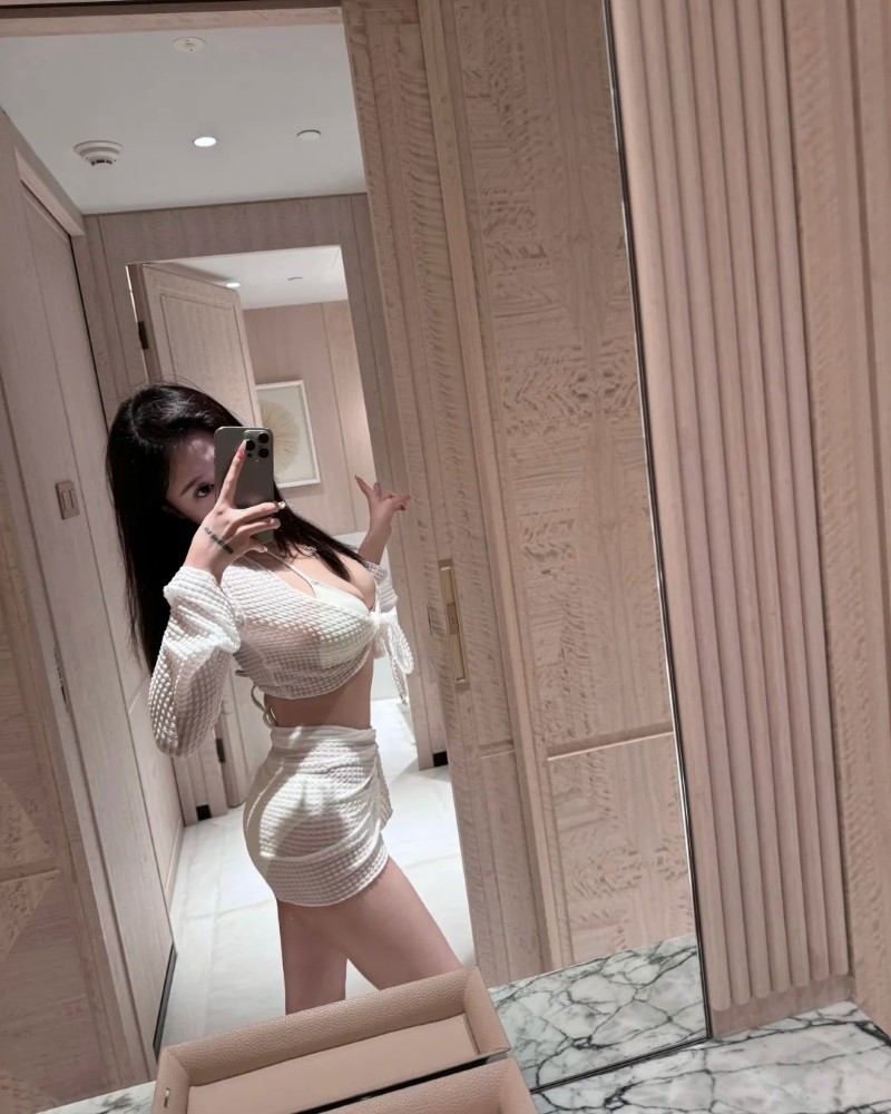 nàng tạo nét cong chụp cùng với gương