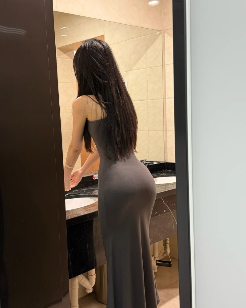 Người đẹp mặc váy đen ôm body khoe dáng