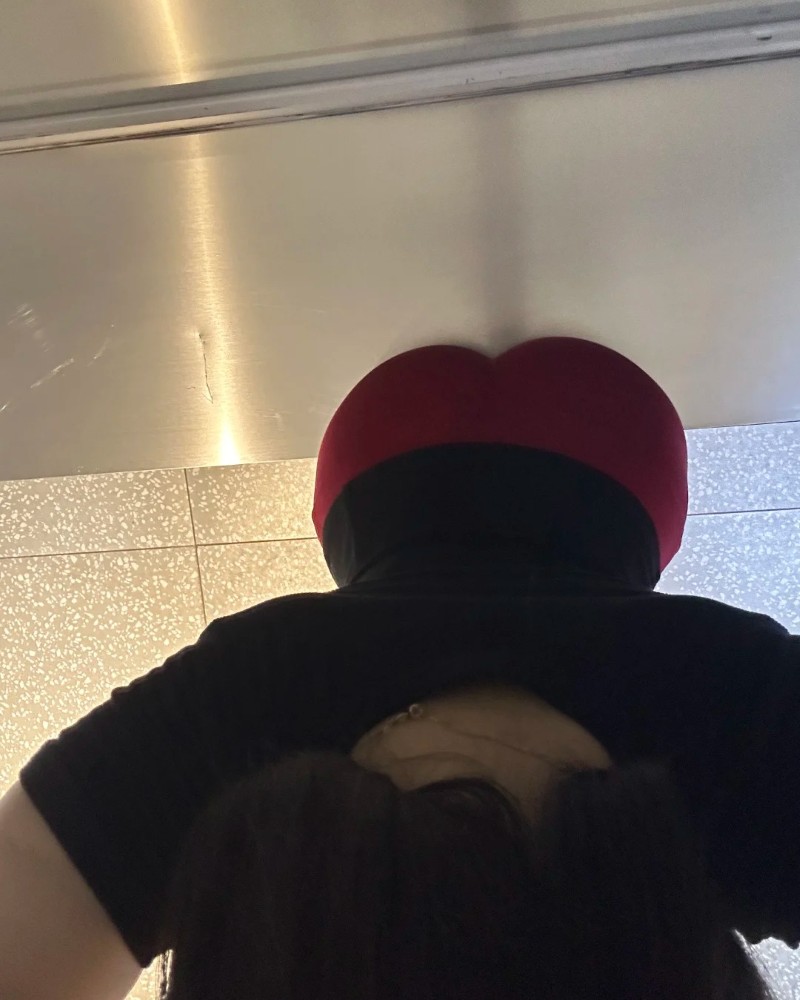 Cô nàng đứng trong ánh sáng vàng dịu