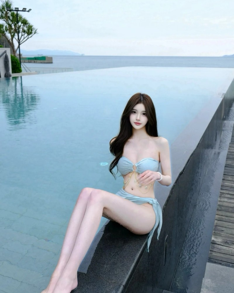 Người mẫu ngồi ngoài hồ bơi khoe dáng nuột