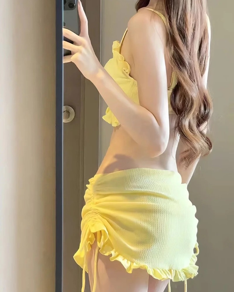 Nàng diện váy vàng ôm sát đầy cuốn hút