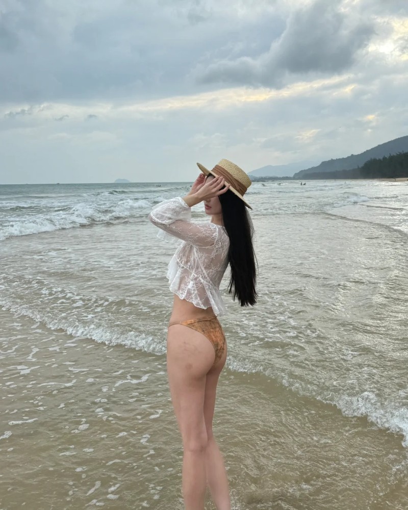 Người đẹp tạo dáng trước biển trong bộ đồ bơi