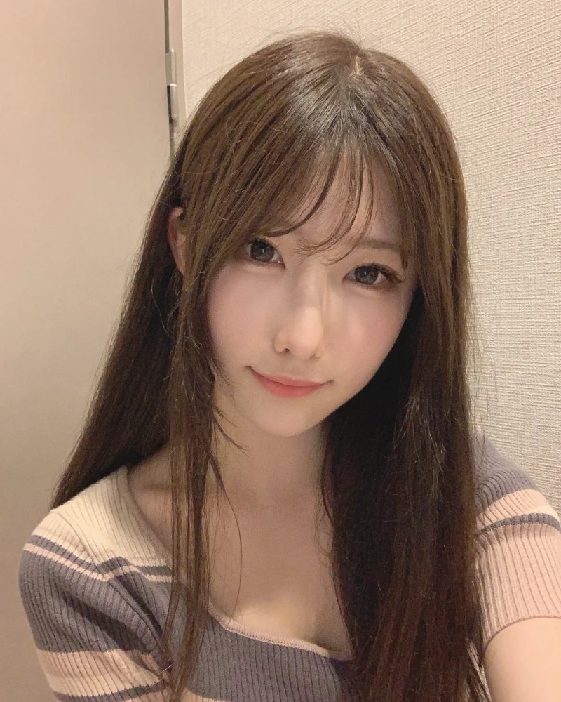 Gái Xinh Nhật Bản tạo dáng trong nhà